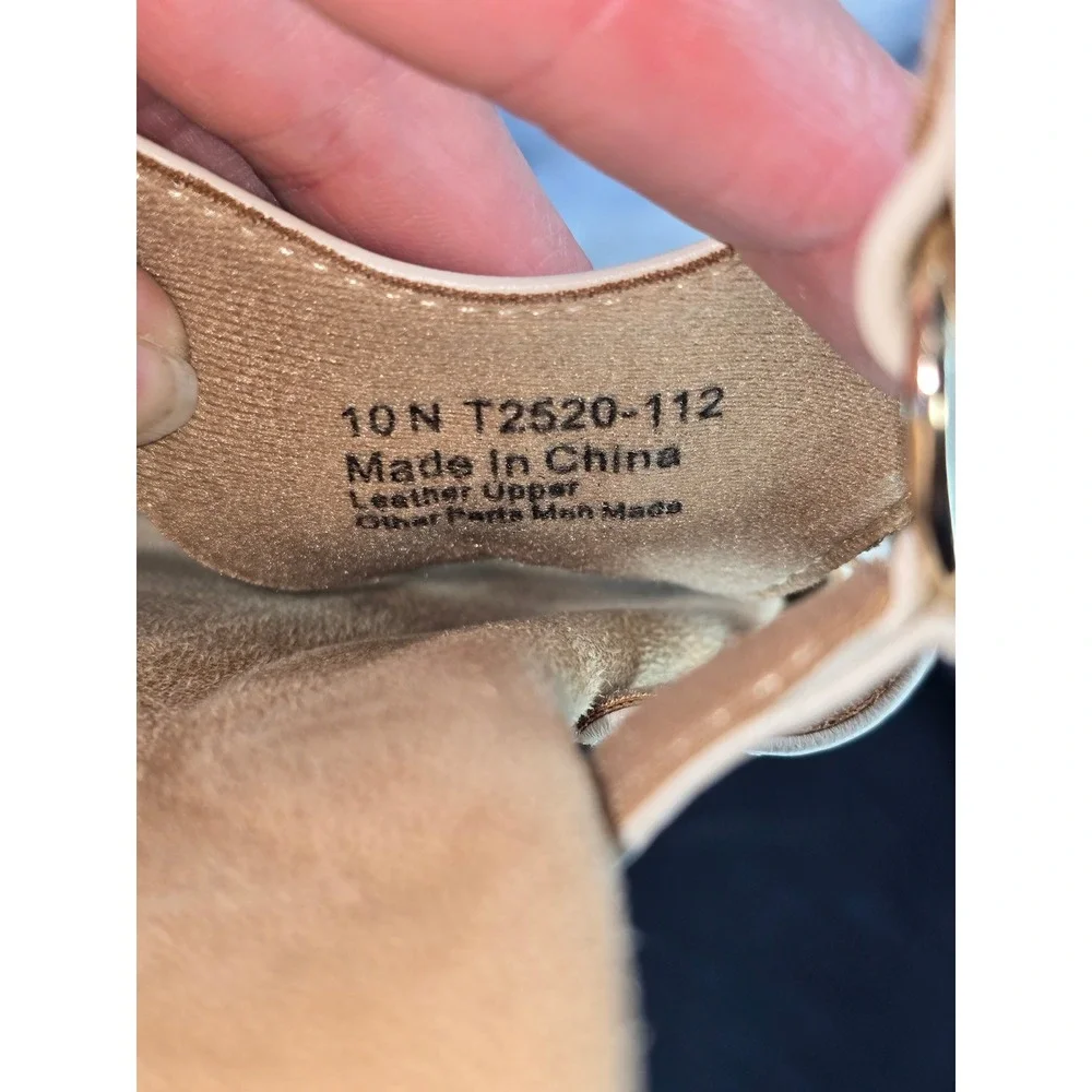 NWOT Trotters Ria Sandals Ivory Leather Strappy Hook and Loop Women 10‎ Narrow
